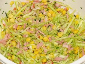 перемешанные ингредиенты для салата с кукурузой и капустой
